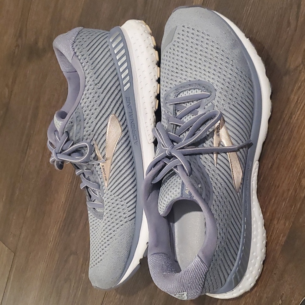 Brooks Women's Light Gray Lace-Up Running Shoes with Silver Logo